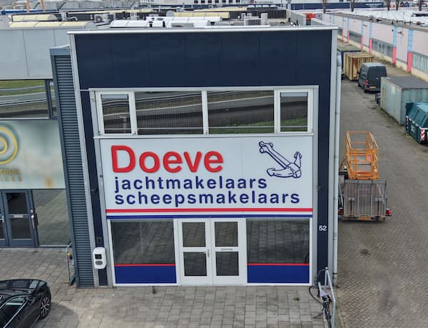 Pand van Doeve Makelaardij aan de Schiedamsedijk 52 in Vlaardingen